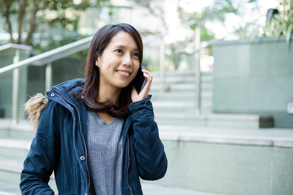 Mulher conversa com celular ao ar livre — Fotografia de Stock