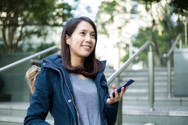 Азіатська жінка використовує смартфон — стокове фото