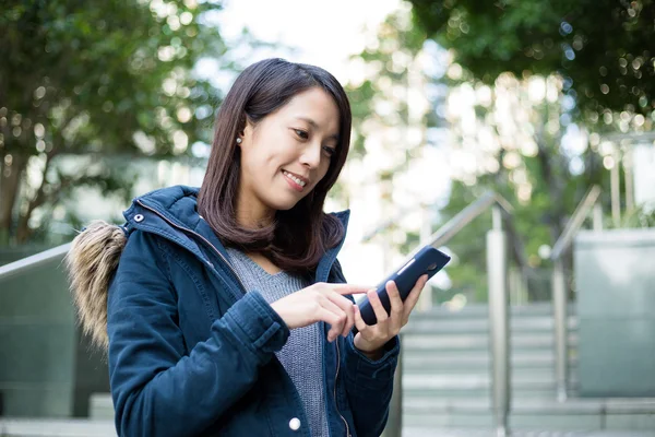 Asiatisk kvinna med smartphone — Stockfoto