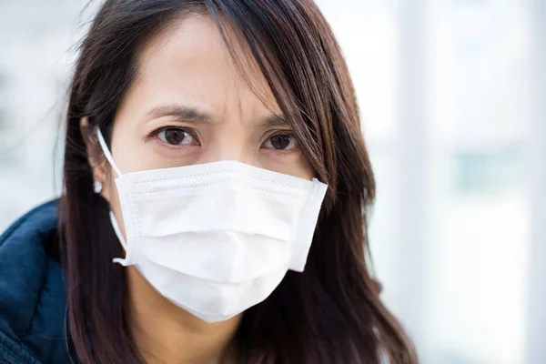 Kvinna bär medicinsk ansiktsmask — Stockfoto