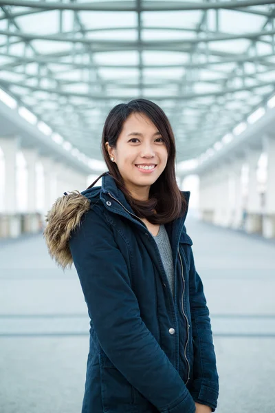 Asiatische junge Frau in Winterjacke — Stockfoto