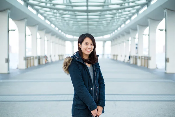 Téli kabát-ázsiai fiatal nő — Stock Fotó
