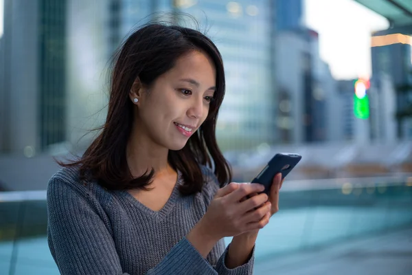 Mulher usando telefone celular em Hong Kong — Fotografia de Stock