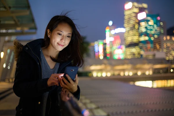 Hong Kong cep telefonu kullanan kadın — Stok fotoğraf