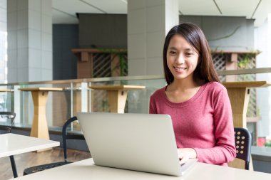 Dizüstü bilgisayar ile Asyalı genç kadın