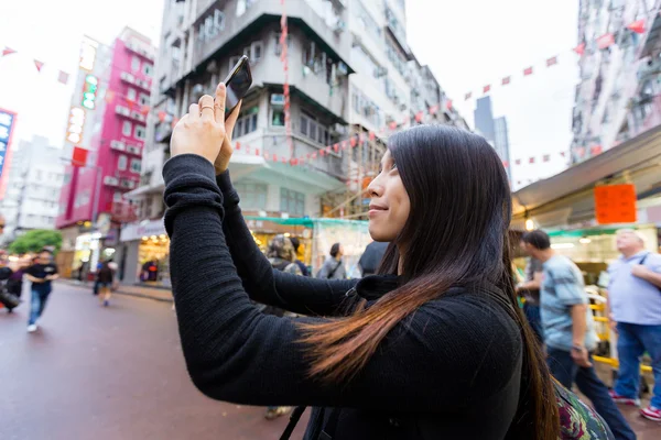 Kvinna med foto i Hong Kong — Stockfoto