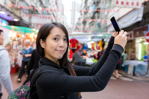 Женщина фотографирует в Гонконге — стоковое фото