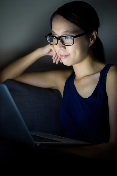 Femme utilisant un ordinateur portable la nuit — Photo