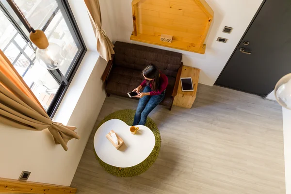 Mujer usando teléfono móvil en casa — Foto de Stock