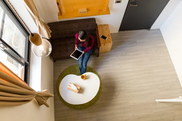 Woman using the tablet pc at home — Stock Photo, Image