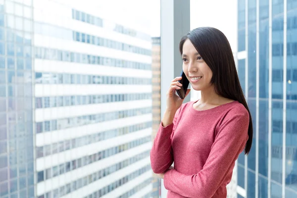 Aziatische vrouw praten op mobiele telefoon — Stockfoto