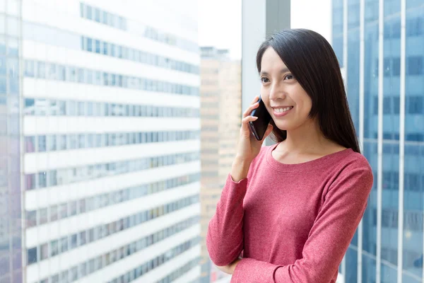 Aziatische vrouw praten op mobiele telefoon — Stockfoto