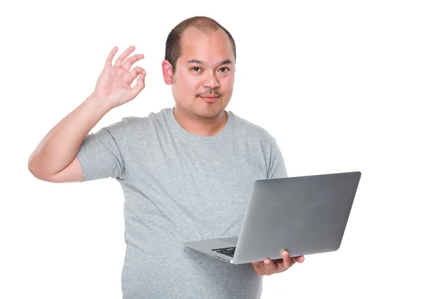 Hombre asiático en camiseta gris —  Fotos de Stock