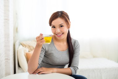 Bir fincan çay içen kadın.