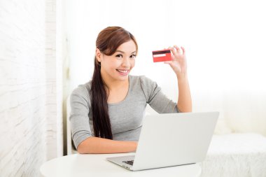 Asyalı genç kadın online alışveriş