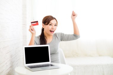 Heyecanlı kadın internetten alışveriş yapıyor
