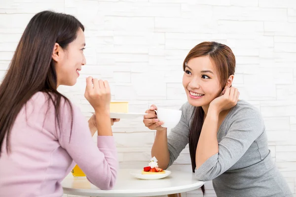 Le donne si parlano al bar. — Foto Stock