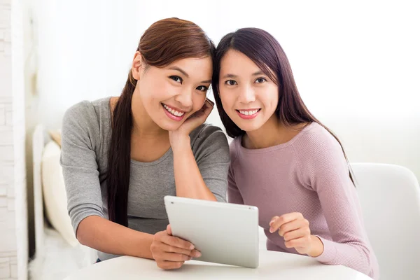 Mujeres jóvenes asiáticas usando tableta pc — Foto de Stock