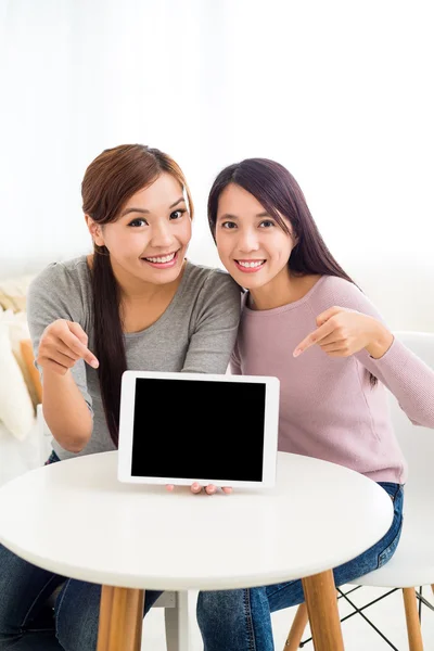 Mulheres mostrando exibição de tablet pc — Fotografia de Stock