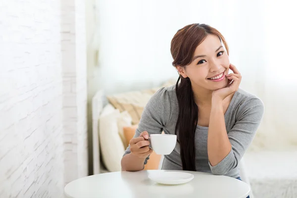 Donna con una tazza di caffè — Foto Stock