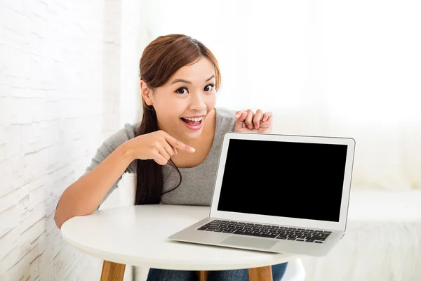 Glada kvinna visar bärbar dator — Stockfoto