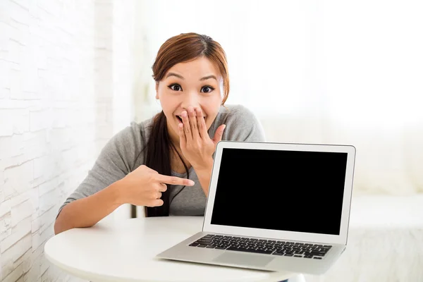 Aufgeregte Frau zeigt Laptop — Stockfoto