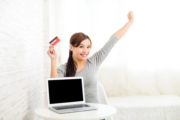 Spannende vrouw winkelen online — Stockfoto
