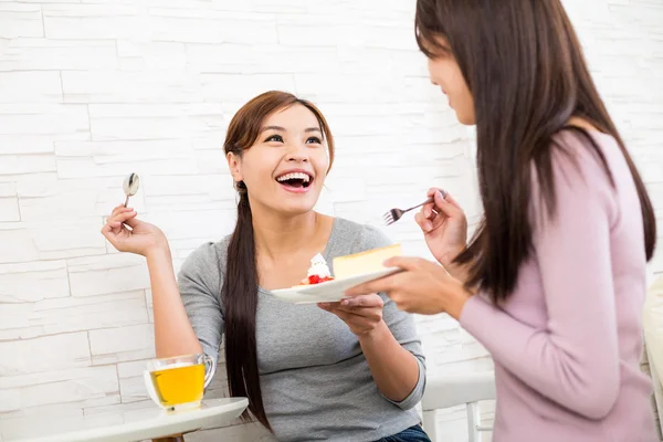 Femmes ayant gâteau dans le café — Photo