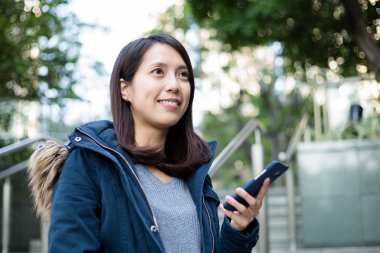 Akıllı telefon kullanan Asyalı kadın