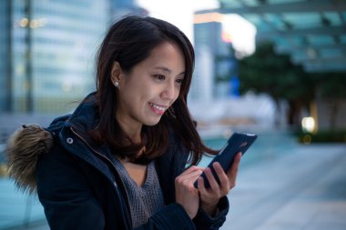 Hong Kong cep telefonu kullanan kadın