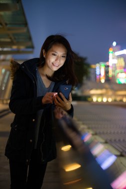 Hong Kong cep telefonu kullanan kadın