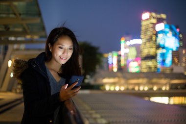 Hong Kong cep telefonu kullanan kadın