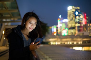 Hong Kong cep telefonu kullanan kadın