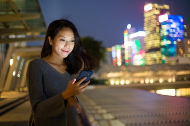 Hong Kong cep telefonu kullanan kadın