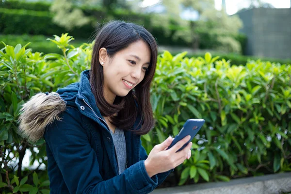 Mulher asiática usando smartphone — Fotografia de Stock