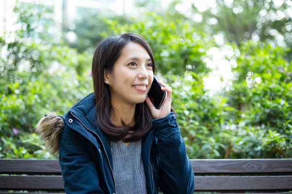 Kvinna prata med mobiltelefon — Stockfoto