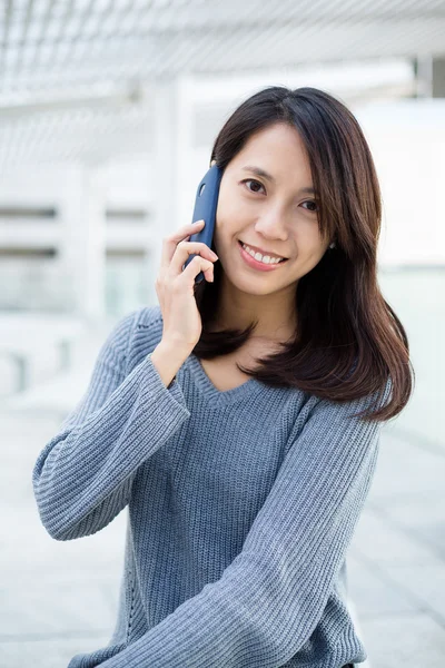 Mujer hablar con el teléfono móvil — Foto de Stock