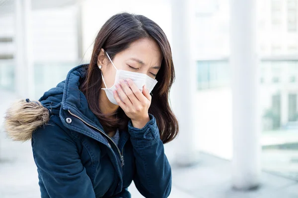 Mujer con mascarilla médica —  Fotos de Stock