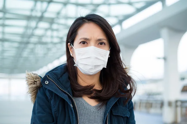 Vrouw met medisch gezichtsmasker — Stockfoto