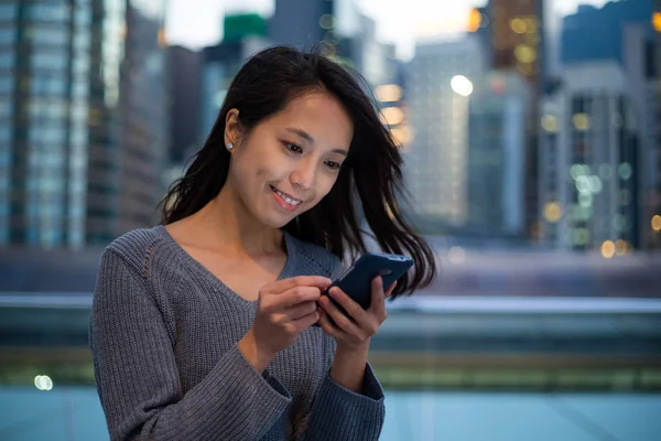 Donna che utilizza il telefono cellulare a Hong Kong — Foto Stock