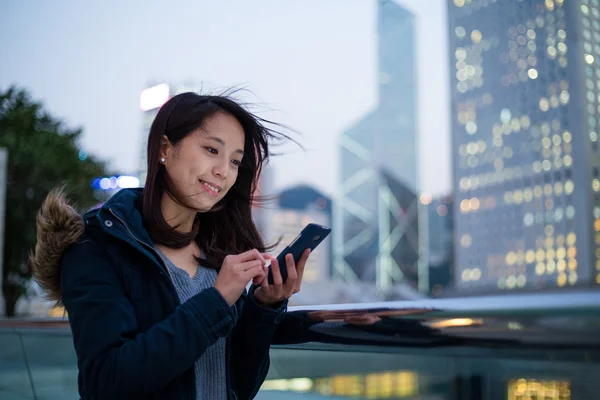 Kobieta przy użyciu telefonu komórkowego w Hong Kongu — Zdjęcie stockowe