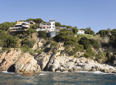 España, costa brava. casa sobre la roca.