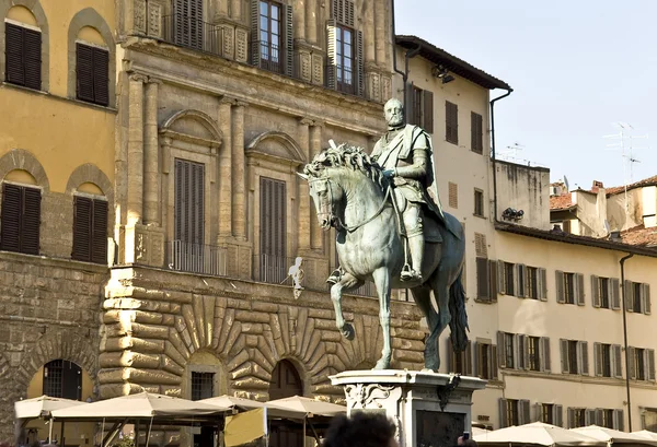 O monumento equestre a Cosme I de Médici na Piazza del Imagens De Bancos De Imagens