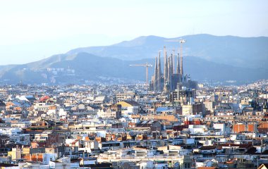Gaudi 'nin Katedrali karşı Barcelona görünümü.