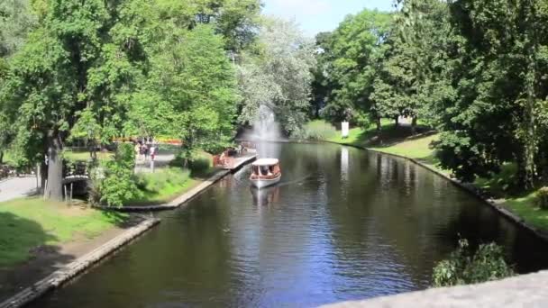 Letonia. Barco a pie en el canal de la ciudad en Riga . — Vídeo de stock
