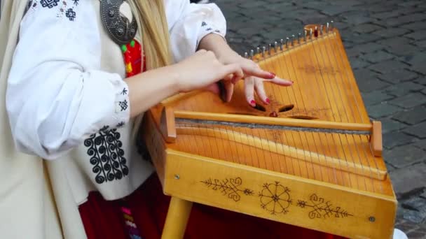 Spielen auf dem lettischen Volksinstrument Kokle in Riga. — Stockvideo