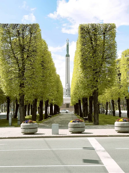 Riga Letonya Letonya Nın Ünlü Büyük Anıtına Giden Linden Sokağı — Stok fotoğraf