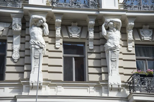 Letonia, Riga. Decoración de una fachada del edificio en el para — Foto de Stock