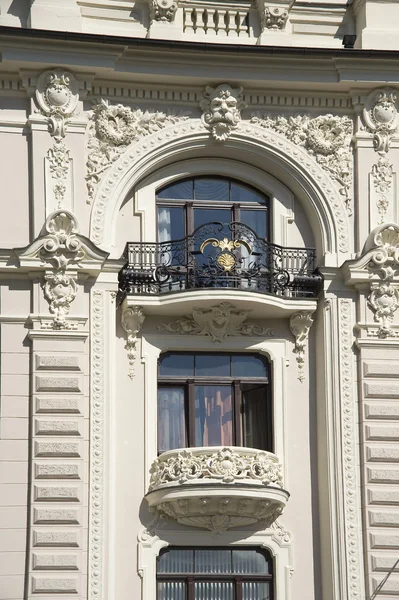 Lettonie, Riga. Décorer un balcon de bâtiment en forme de jugen — Photo