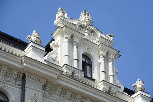 Lotyšsko, riga. nástavby na střeše domu v podobě juge — Stock fotografie